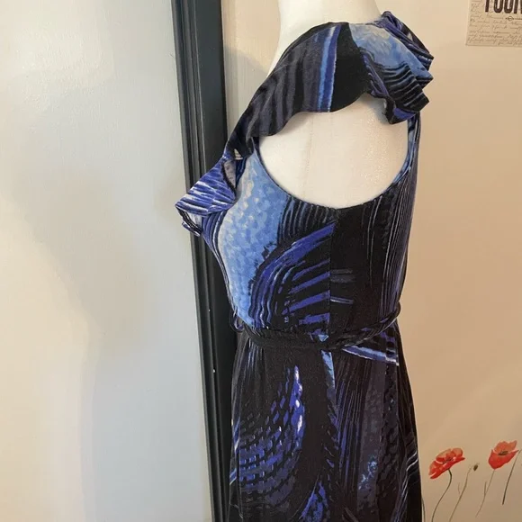 Ruffle collar sleeveless blue and black dress with tie belt - Picture 4 of 10